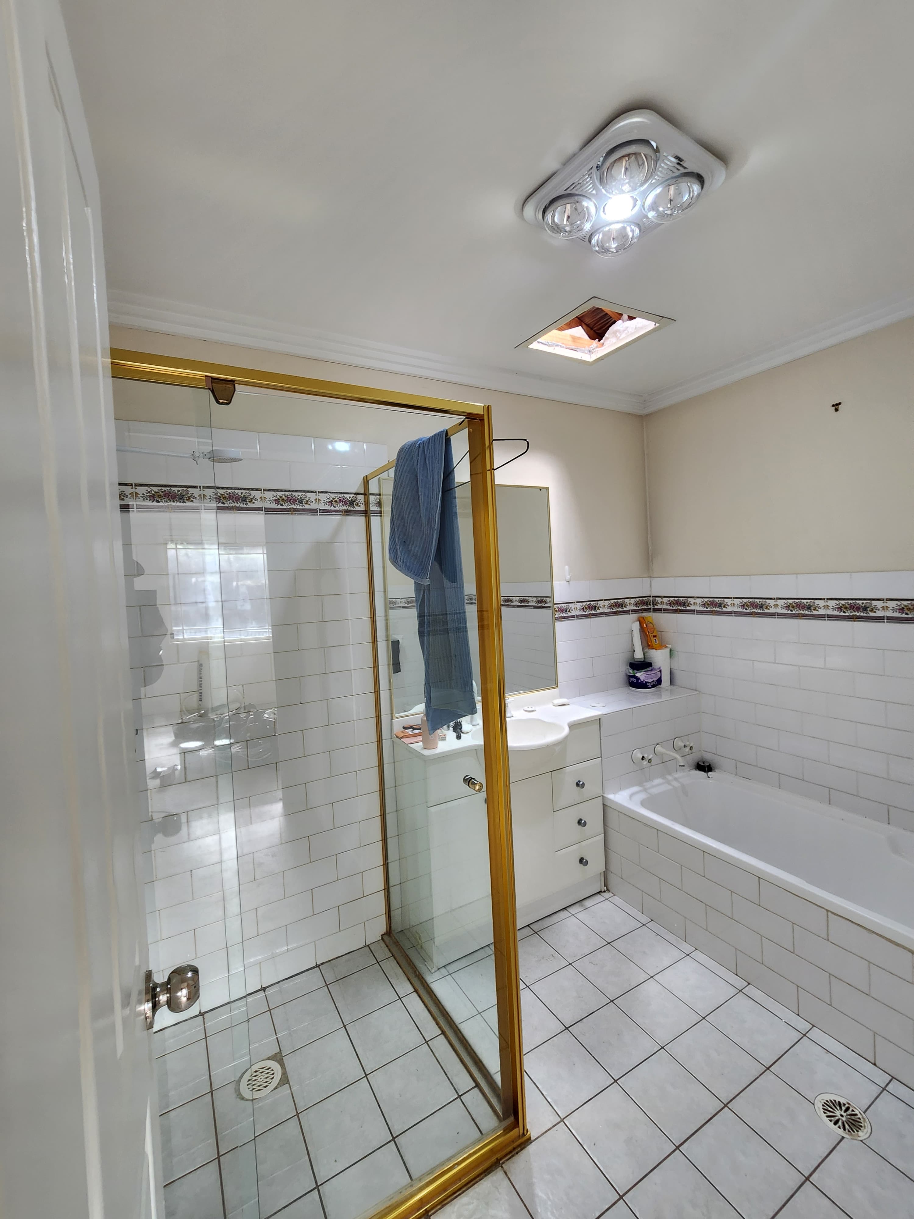 Bathroom before renovation Balgownie Wollongong