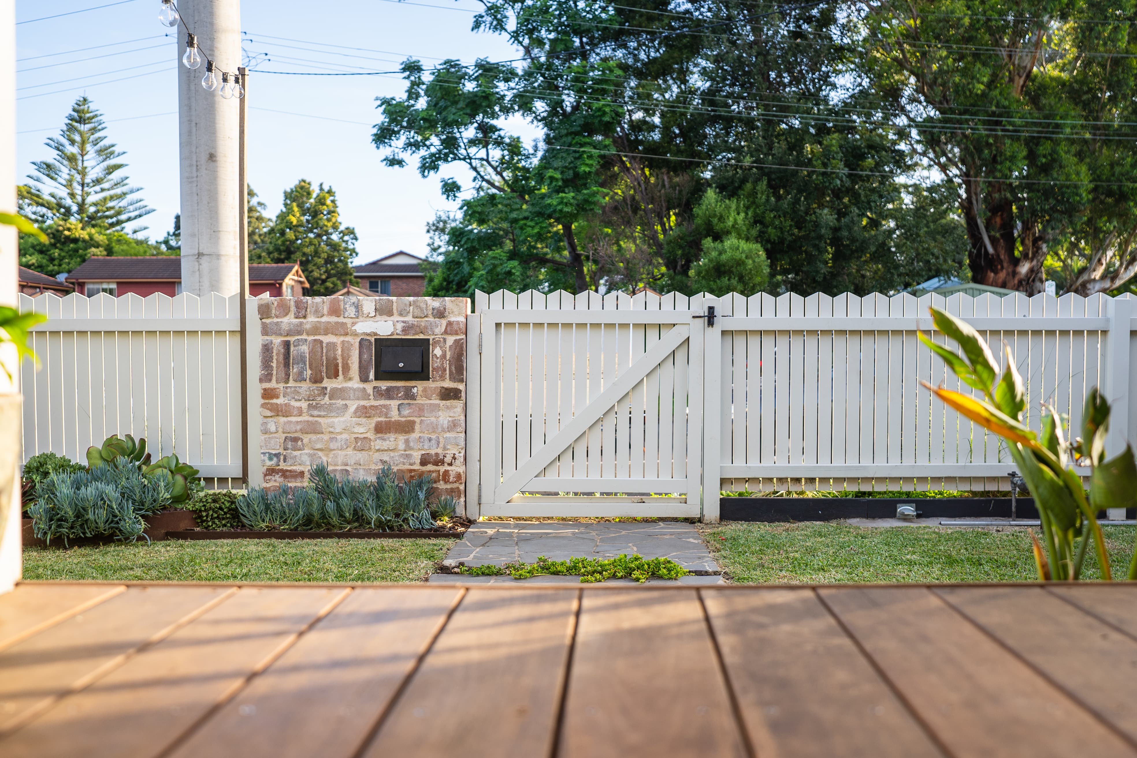 Tarrawanna picket fence and composite deck VIKING Design Build